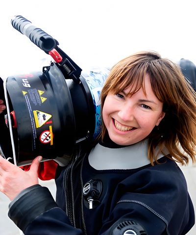 DiverTug TEK36 COMPACT 11 Taucherin trägt den DiverTug TEK36 Compact an Land auf der Schulter