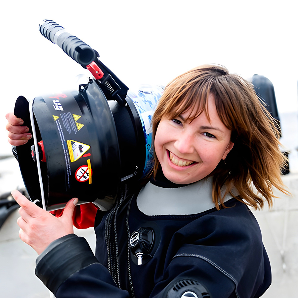 DiverTug TEK36 COMPACT 3 Taucherin trägt den DiverTug TEK36 Compact an Land auf der Schulter