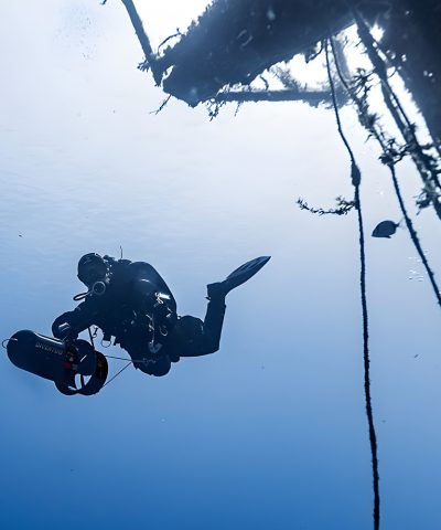 DiverTug TEK36 Unterwasserscooter im Einsatz mit technischem Taucher in Tiefe von DiverTug