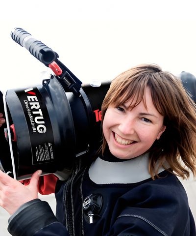 Taucherin trägt den DiverTug TEK24 Unterwasser Scooter über der Schulter von DiverTug