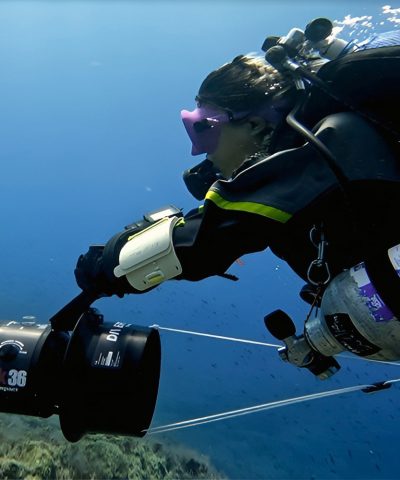 DiverTug TEK36 COMPACT 17 Taucherin nutzt den DiverTug TEK36 Compact unter Wasser bei technischer Konfiguration