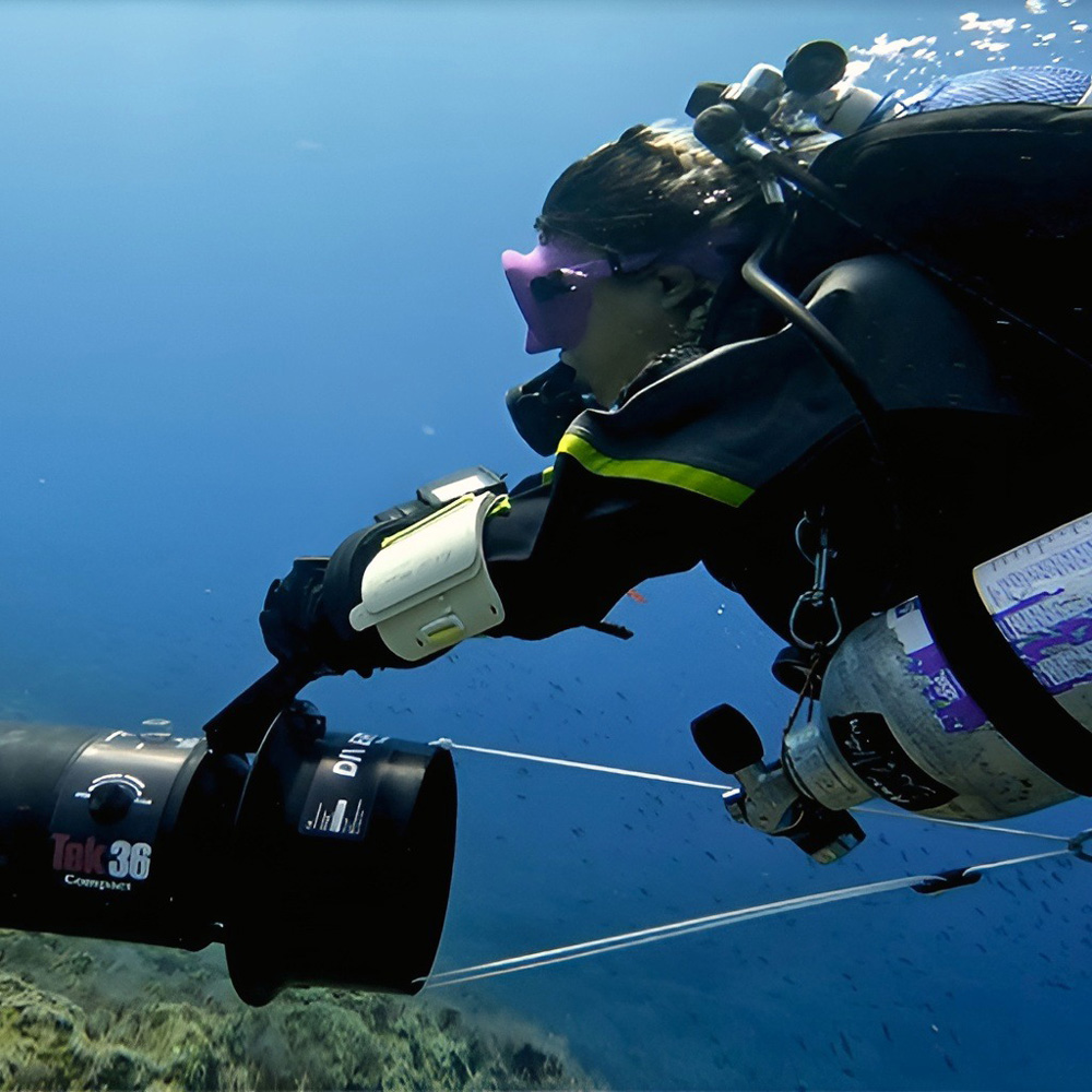 DiverTug TEK36 COMPACT 9 Taucherin nutzt den DiverTug TEK36 Compact unter Wasser bei technischer Konfiguration