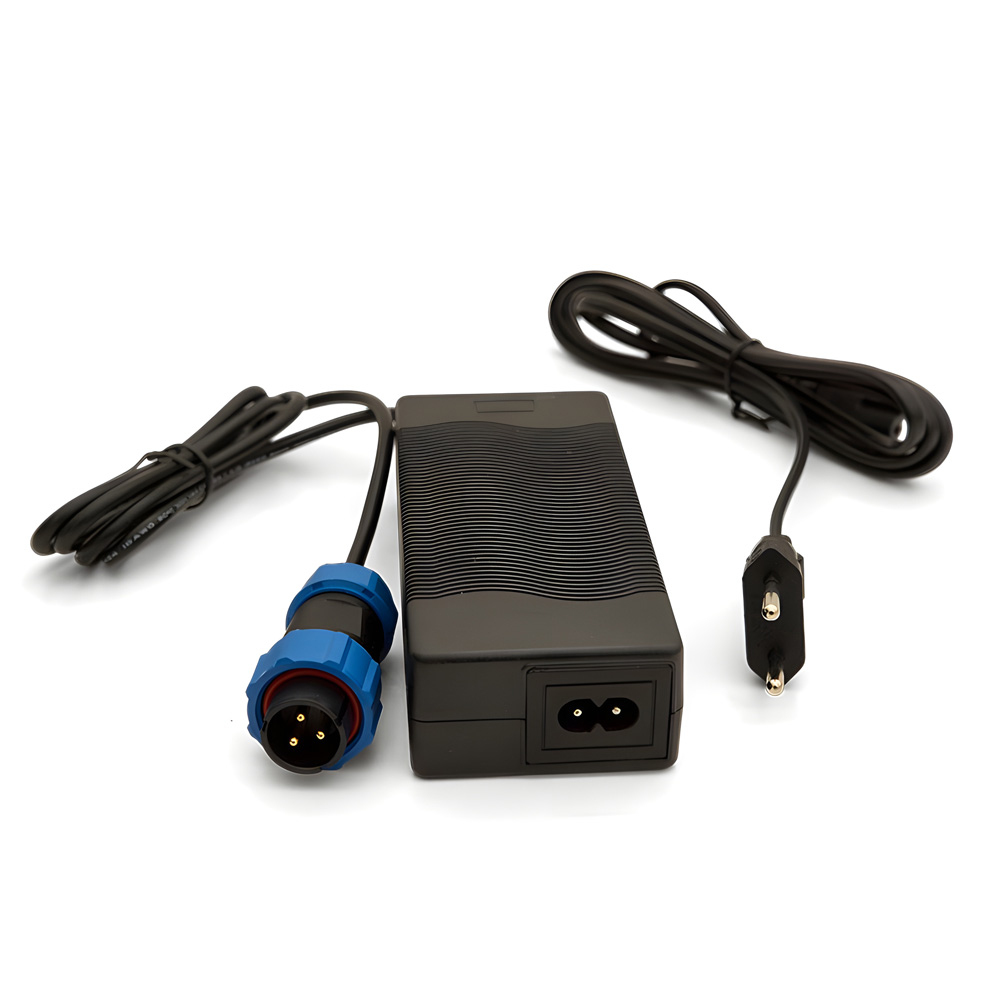 DiverTug Ladegerät 36 V 1 DiverTug Ladegerät 36 V mit dreipoligem Rundstecker