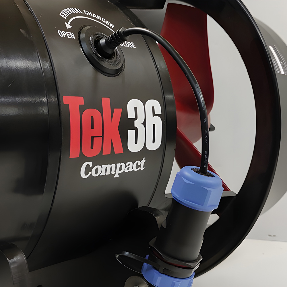 DiverTug TEK36 COMPACT 6 DiverTug TEK36 Compact externer Ladeanschluss am Scootergehäuse
