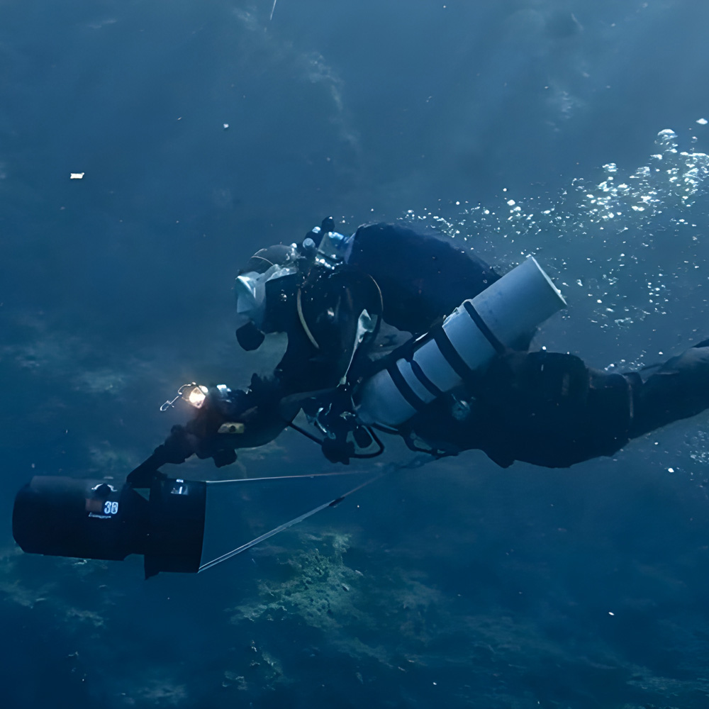 DiverTug TEK36 COMPACT 5 Technischer Taucher fährt den DiverTug TEK36 Compact mit hoher Geschwindigkeit