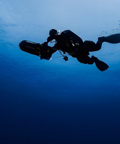 DiverTug TEK36 Unterwasserscooter technischer Taucher seitliche Fahrtaufnahme von DiverTug