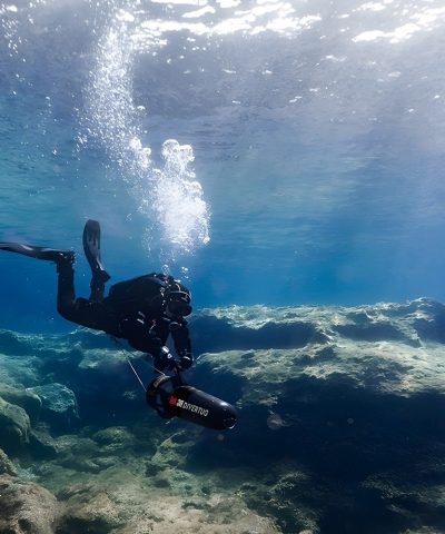 DiverTug TEK36 Unterwasserscooter technischer Taucher über Felslandschaft von DiverTug