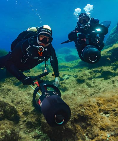 Zwei technische Taucher verwenden den DiverTug TEK24 Unterwasser Scooter