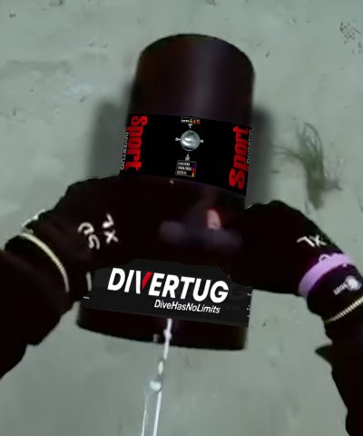 Blick auf den DiverTug Sport aus der Perspektive eines Tauchers, der den Scooter mit beiden Händen hält.