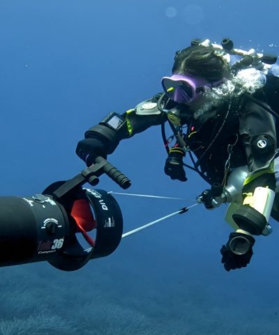 DiverTug TEK36 COMPACT 16 Taucherin bedient den DiverTug TEK36 Compact und nutzt die Geschwindigkeitsstufen