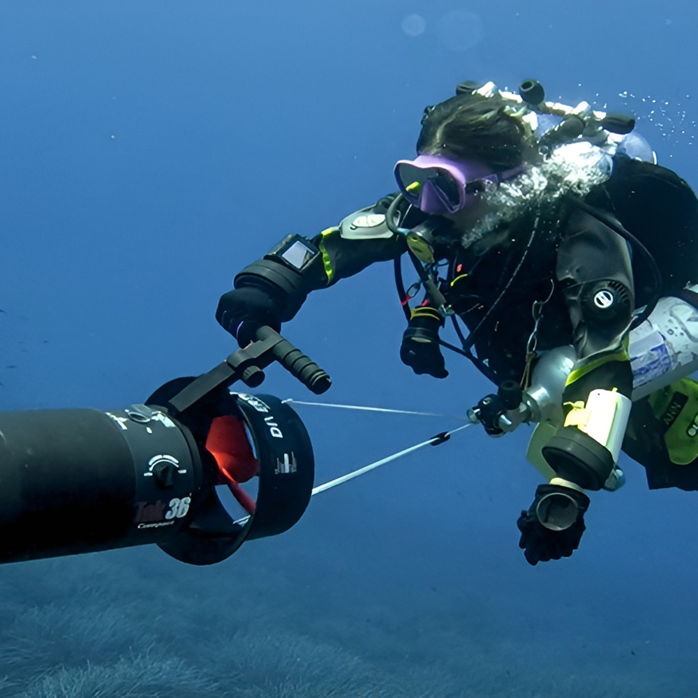 DiverTug TEK36 COMPACT 8 Taucherin bedient den DiverTug TEK36 Compact und nutzt die Geschwindigkeitsstufen