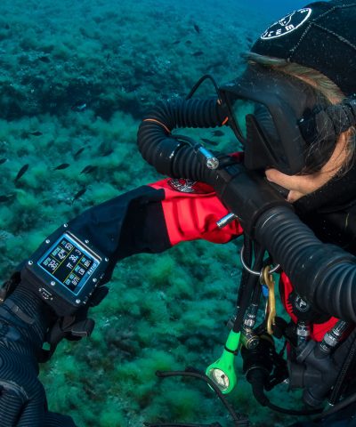 Ratio iX3M 2 Pro Tauchcomputer am Handgelenk eines Tauchers unter Wasser