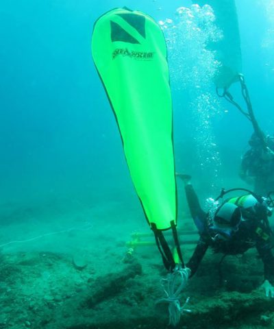 DiveSystem Deco Boje 100 lb Sicherheits und Dekoboje im Einsatz unter Wasser von DiveSystem