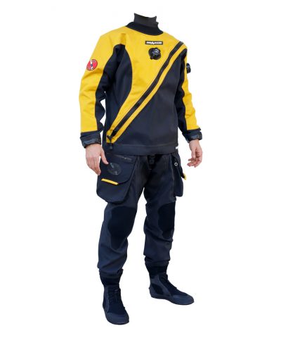 abyssmarine 26 DiveSystem Solo Cave Trockentauchanzug Frontansicht mit diagonalem Frontreißverschluss von DiveSystem