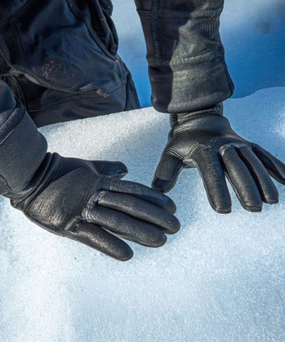 DiveSystem Halbtrockene Tauchhandschuhe im Einsatz von DiveSystem
