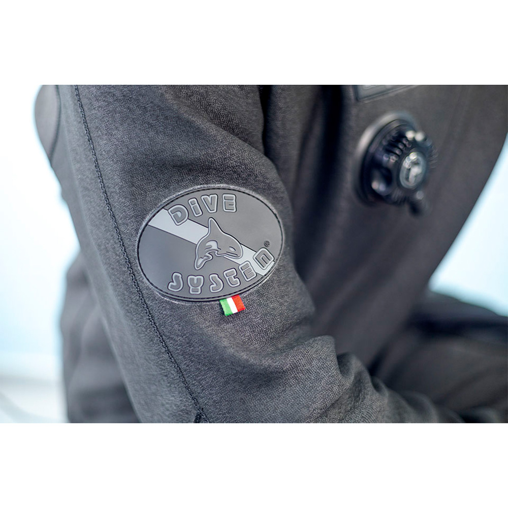 DiveSystem Solo N Dyneema Trockentauchanzug 9 DiveSystem Solo N Dyneema Trockentauchanzug Logo Detail von DiveSystem