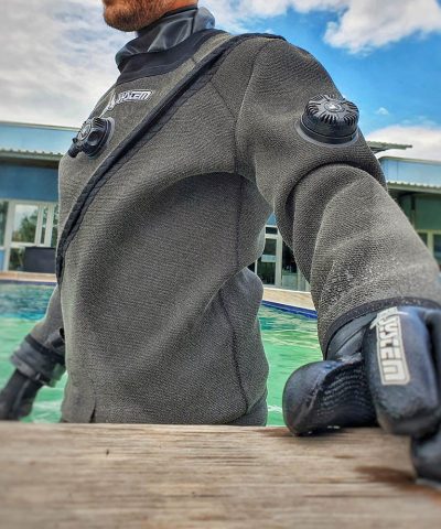 DiveSystem Halbtrockene Tauchhandschuhe am Trockentauchanzug von DiveSystem