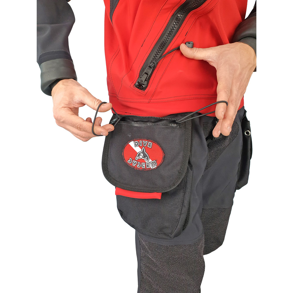 DiveSystem Solo Expedition Trockentauchanzug 6 DiveSystem Solo Expedition Trockentauchanzug Außentasche Detail von DiveSystem