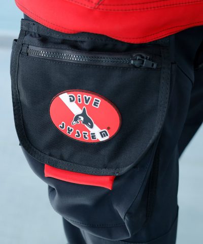 DiveSystem Solo Ranger Trockentauchanzug Cargo Tasche Nahaufnahme von DiveSystem