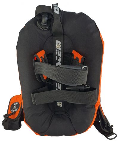DiveSystem Tekky Wing Jacket Rückseite mit Flaschenbefestigung von DiveSystem